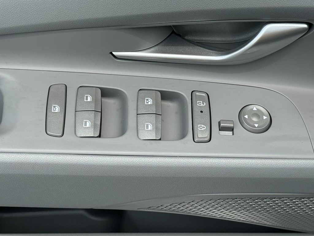 Hyundai Elantra Hybrid Vehicle Full-screen Gallery Image 11