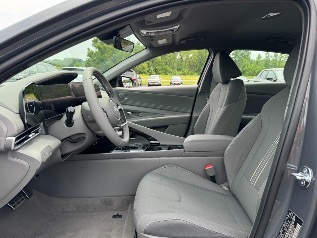 Hyundai Elantra Hybrid Vehicle Full-screen Gallery Image 12