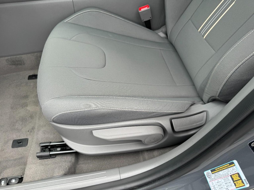 Hyundai Elantra Hybrid Vehicle Full-screen Gallery Image 13