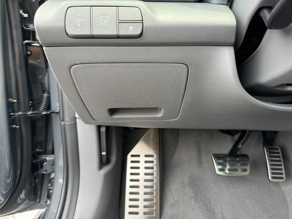 Hyundai Elantra Hybrid Vehicle Full-screen Gallery Image 14