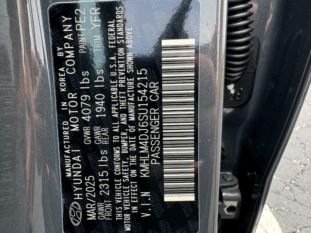 Hyundai Elantra Hybrid Vehicle Full-screen Gallery Image 17