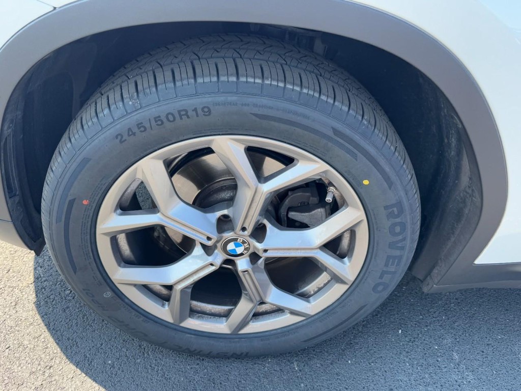 BMW X3 Vehicle Full-screen Gallery Image 07