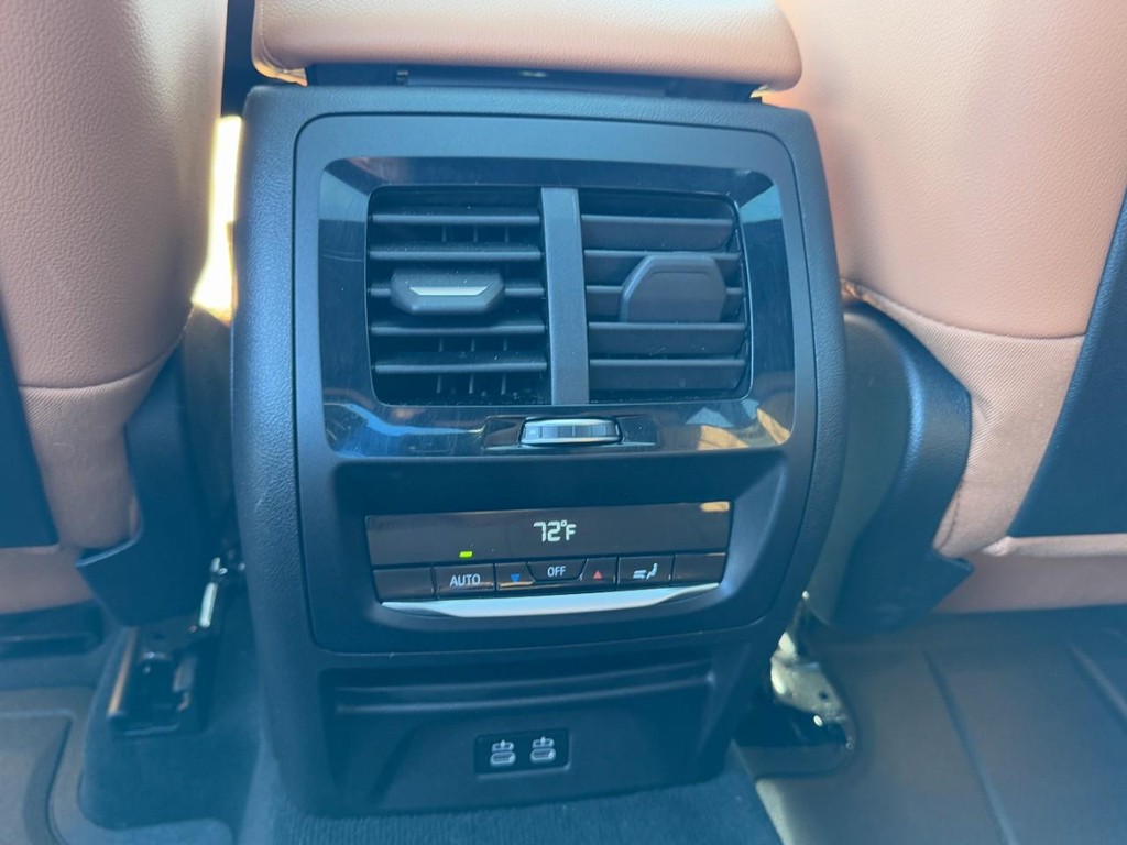 BMW X3 Vehicle Full-screen Gallery Image 12