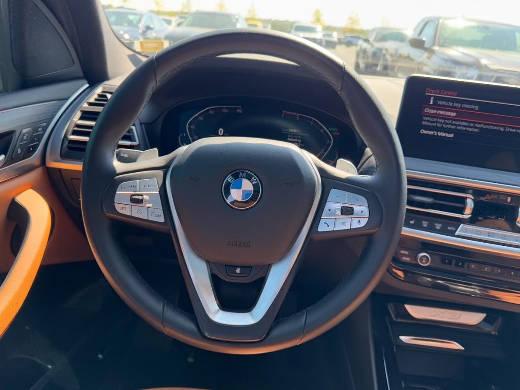 BMW X3 Vehicle Full-screen Gallery Image 14