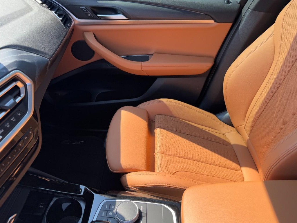 BMW X3 Vehicle Full-screen Gallery Image 15