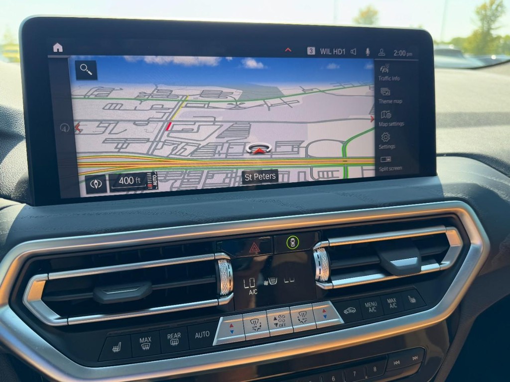 BMW X3 Vehicle Full-screen Gallery Image 23