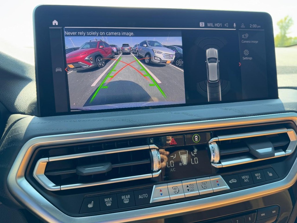 BMW X3 Vehicle Full-screen Gallery Image 24