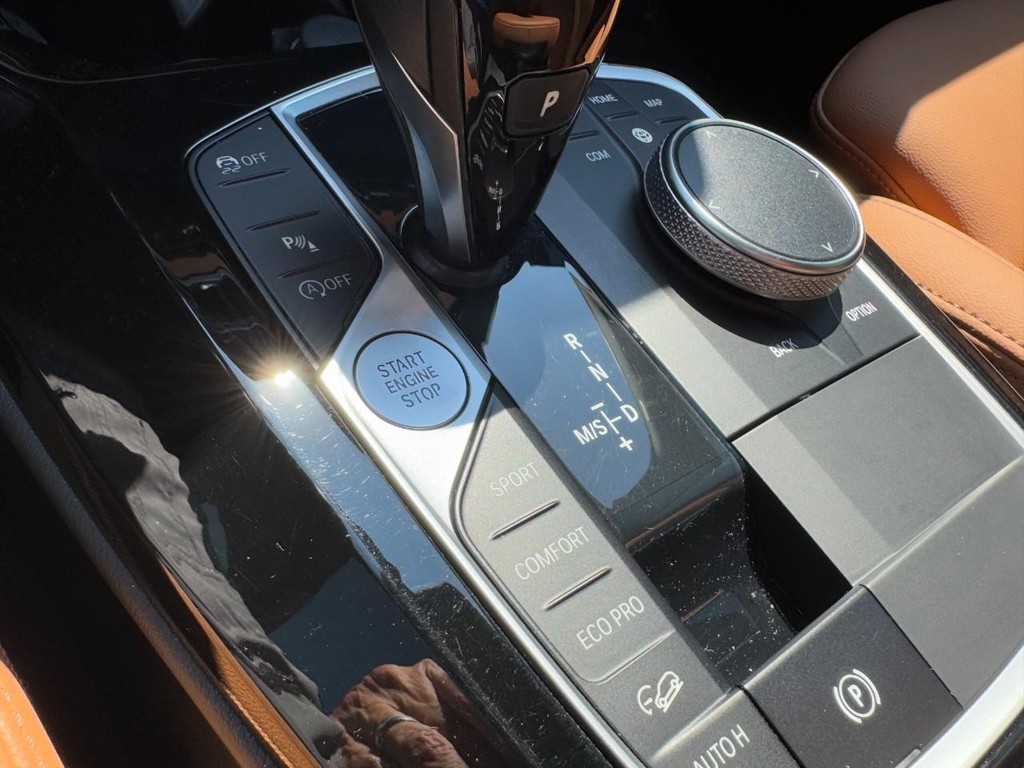 BMW X3 Vehicle Full-screen Gallery Image 25