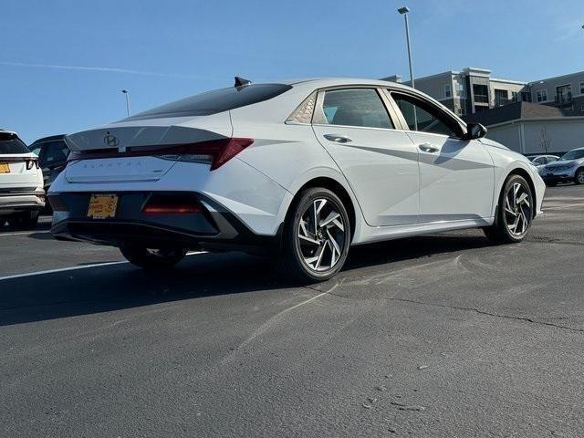 Hyundai Elantra Hybrid Vehicle Full-screen Gallery Image 03