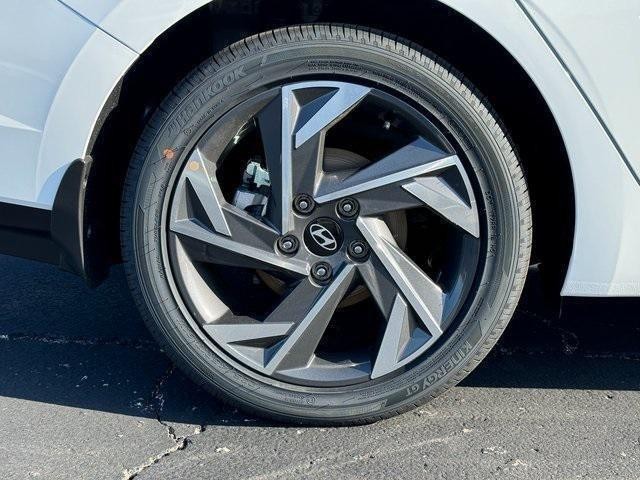 Hyundai Elantra Hybrid Vehicle Full-screen Gallery Image 04