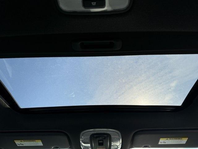 Hyundai Elantra Hybrid Vehicle Full-screen Gallery Image 06