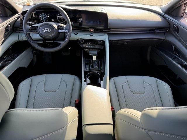 Hyundai Elantra Hybrid Vehicle Full-screen Gallery Image 07