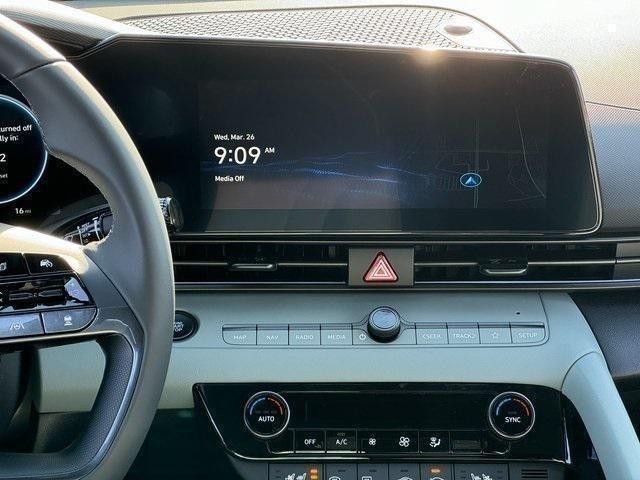 Hyundai Elantra Hybrid Vehicle Full-screen Gallery Image 09