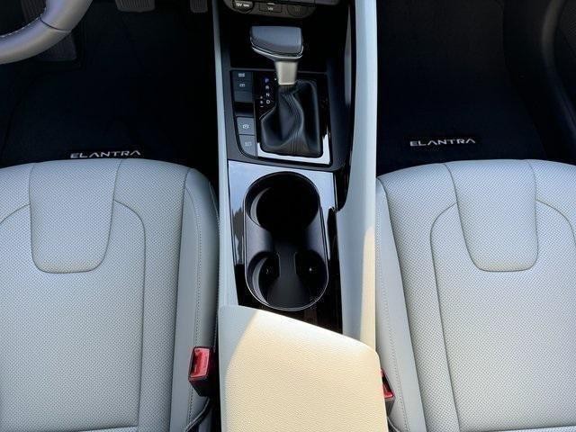 Hyundai Elantra Hybrid Vehicle Full-screen Gallery Image 11