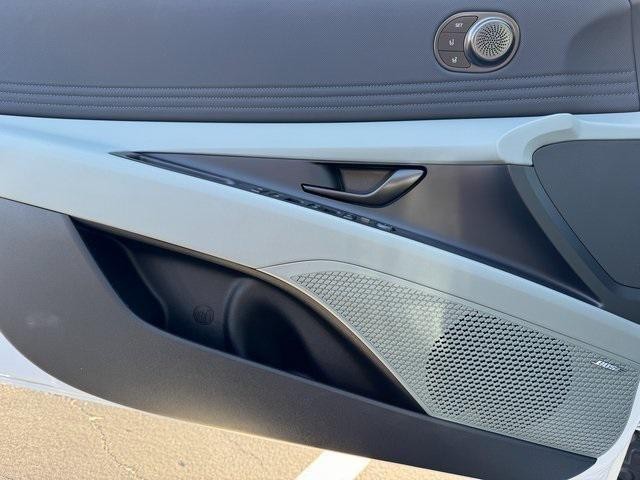 Hyundai Elantra Hybrid Vehicle Full-screen Gallery Image 13