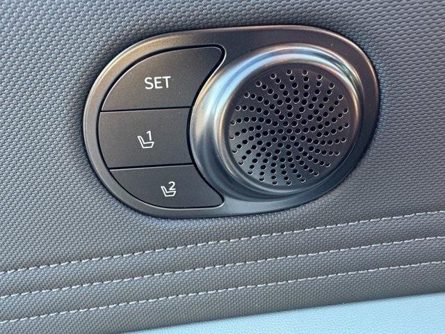 Hyundai Elantra Hybrid Vehicle Full-screen Gallery Image 15