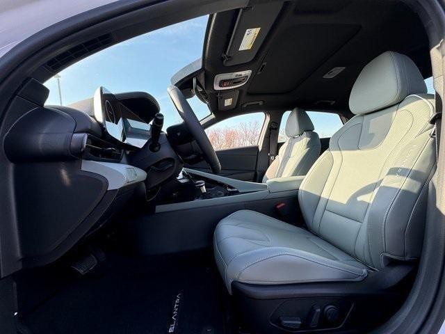 Hyundai Elantra Hybrid Vehicle Full-screen Gallery Image 17