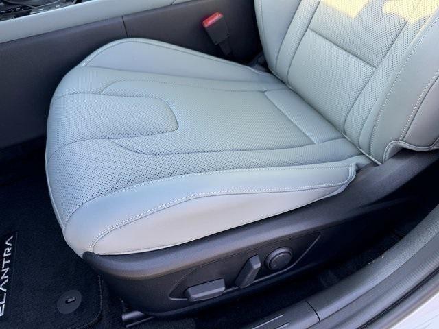 Hyundai Elantra Hybrid Vehicle Full-screen Gallery Image 18