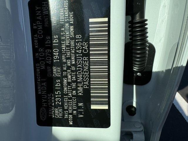 Hyundai Elantra Hybrid Vehicle Full-screen Gallery Image 19