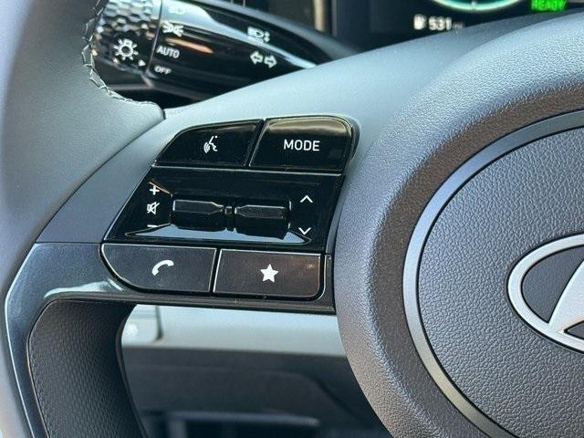 Hyundai Elantra Hybrid Vehicle Full-screen Gallery Image 21