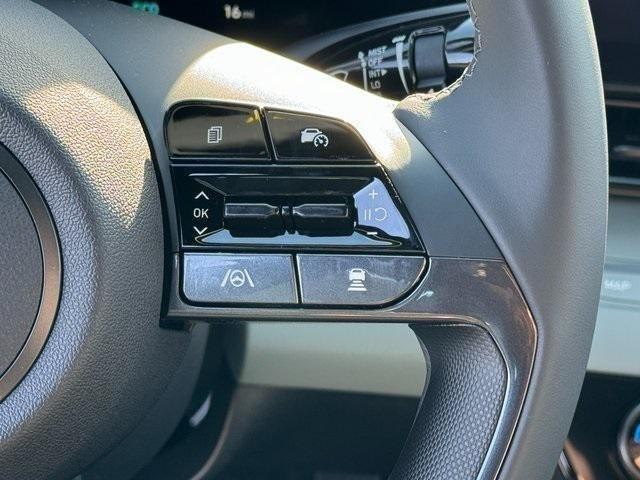 Hyundai Elantra Hybrid Vehicle Full-screen Gallery Image 22