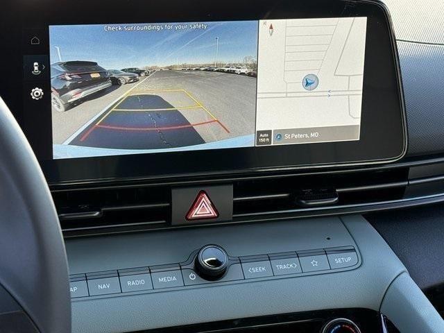 Hyundai Elantra Hybrid Vehicle Full-screen Gallery Image 24