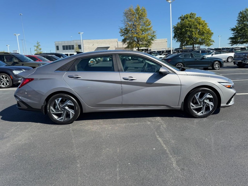 Hyundai Elantra Vehicle Full-screen Gallery Image 02