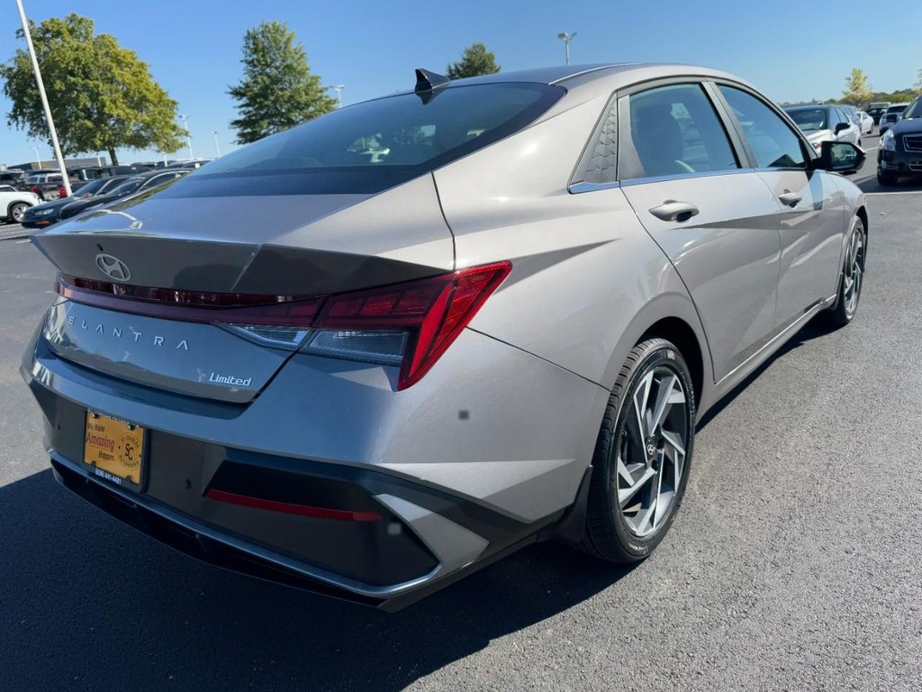 Hyundai Elantra Vehicle Full-screen Gallery Image 03