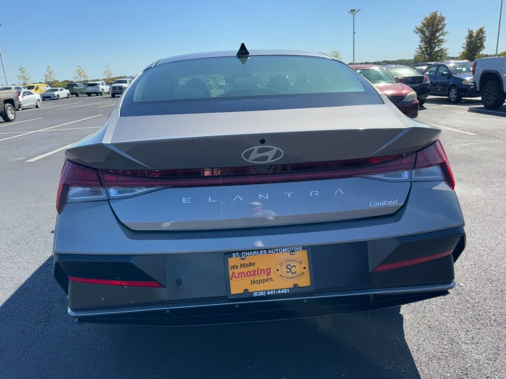 Hyundai Elantra Vehicle Full-screen Gallery Image 04