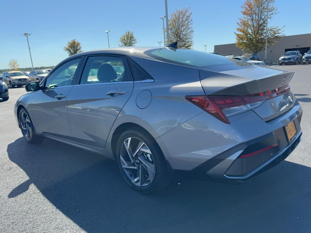 Hyundai Elantra Vehicle Full-screen Gallery Image 05