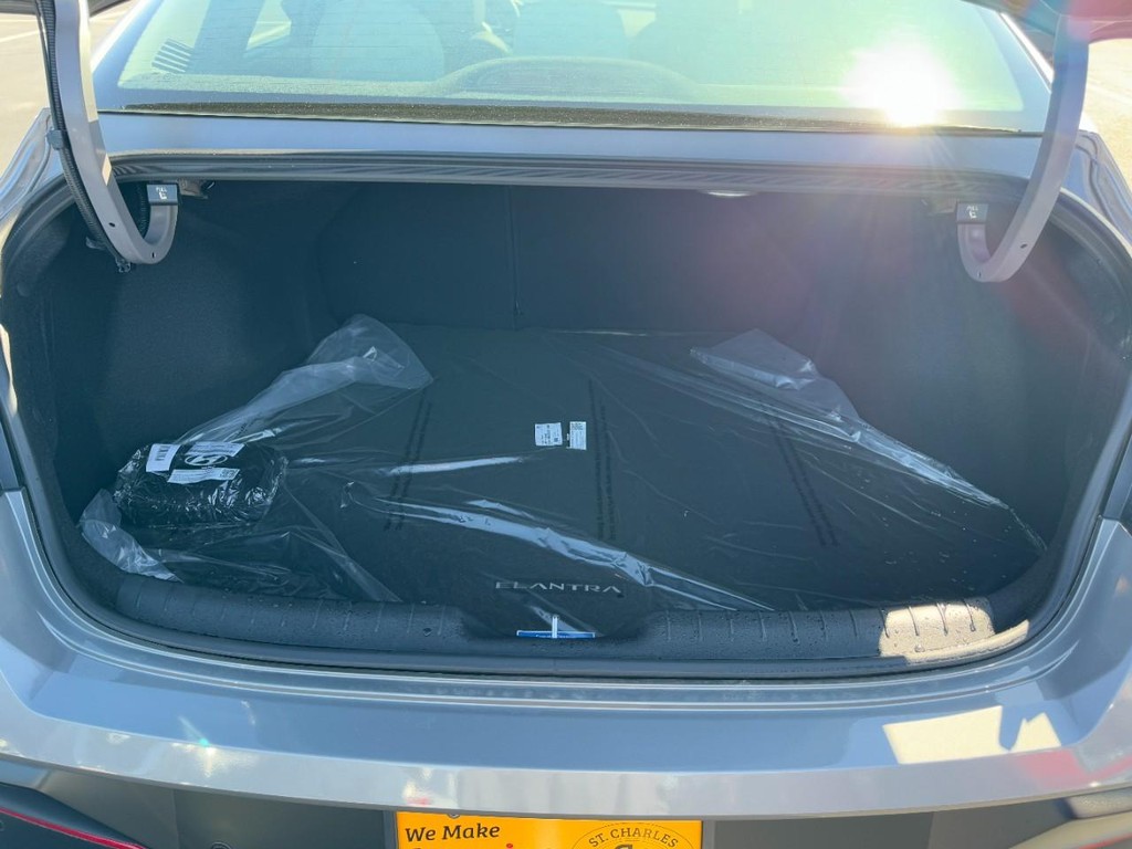 Hyundai Elantra Vehicle Full-screen Gallery Image 06