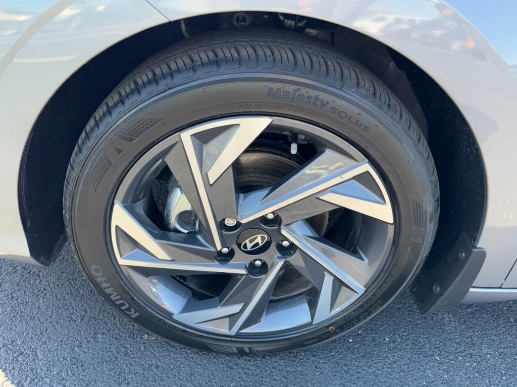 Hyundai Elantra Vehicle Full-screen Gallery Image 07