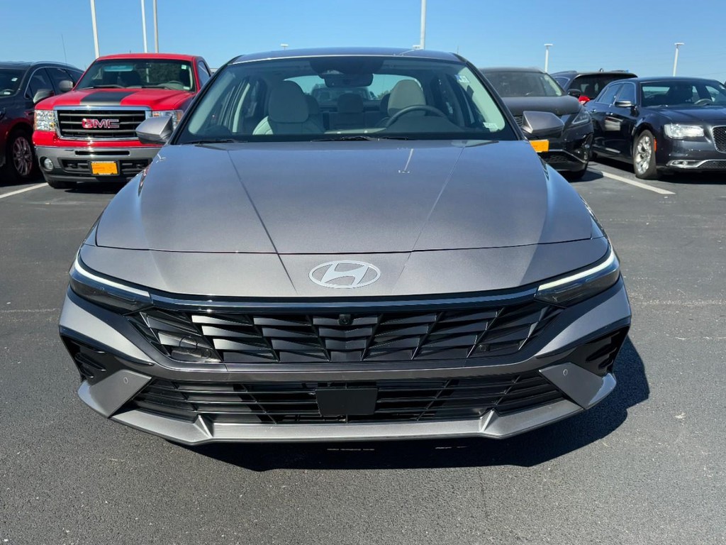 Hyundai Elantra Vehicle Full-screen Gallery Image 09