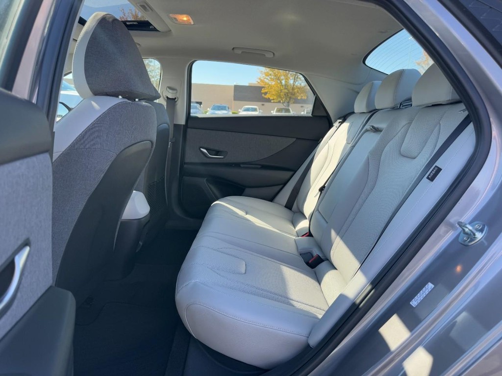 Hyundai Elantra Vehicle Full-screen Gallery Image 10