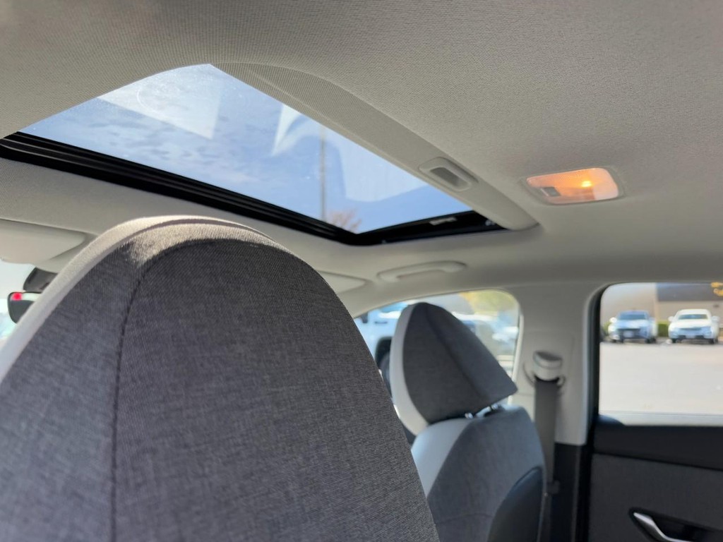 Hyundai Elantra Vehicle Full-screen Gallery Image 11