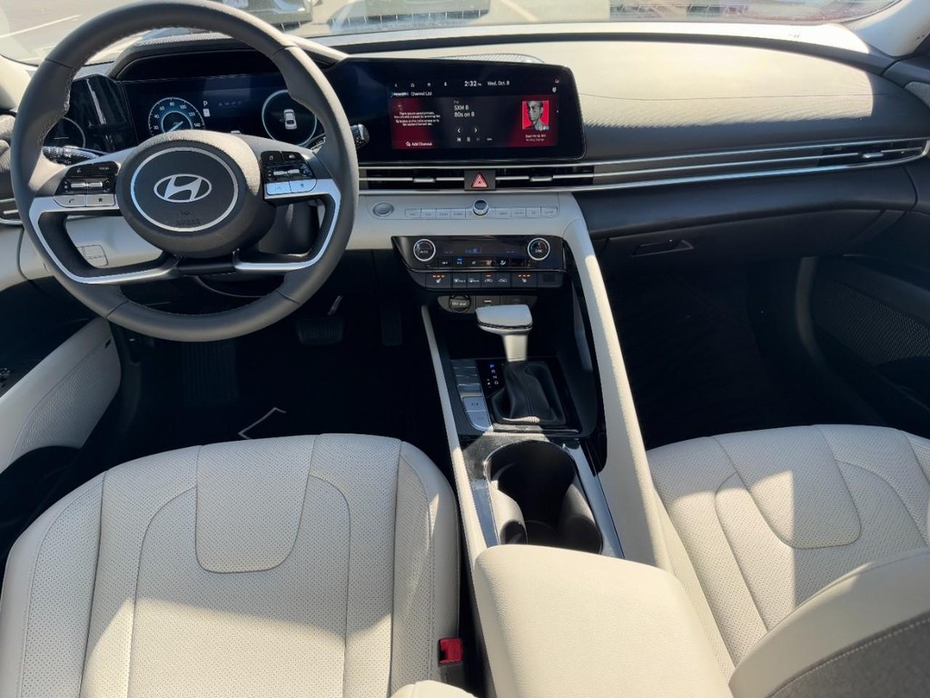 Hyundai Elantra Vehicle Full-screen Gallery Image 12