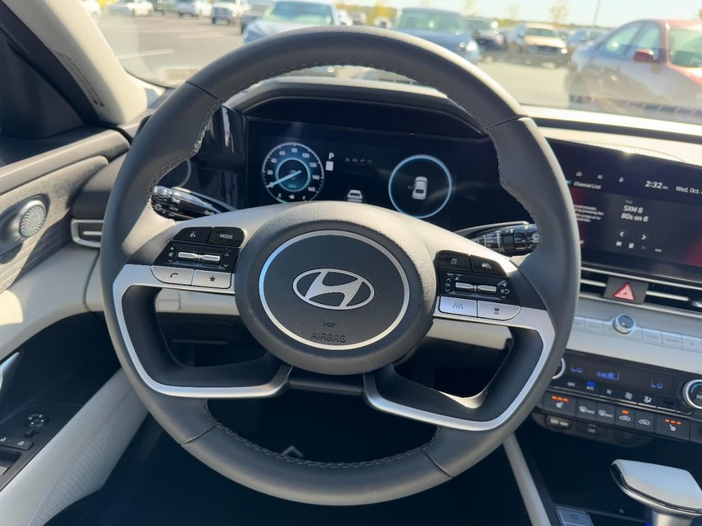 Hyundai Elantra Vehicle Full-screen Gallery Image 13