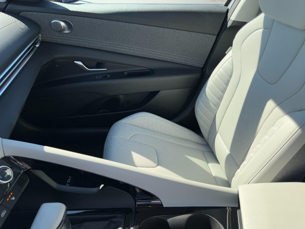 Hyundai Elantra Vehicle Full-screen Gallery Image 14