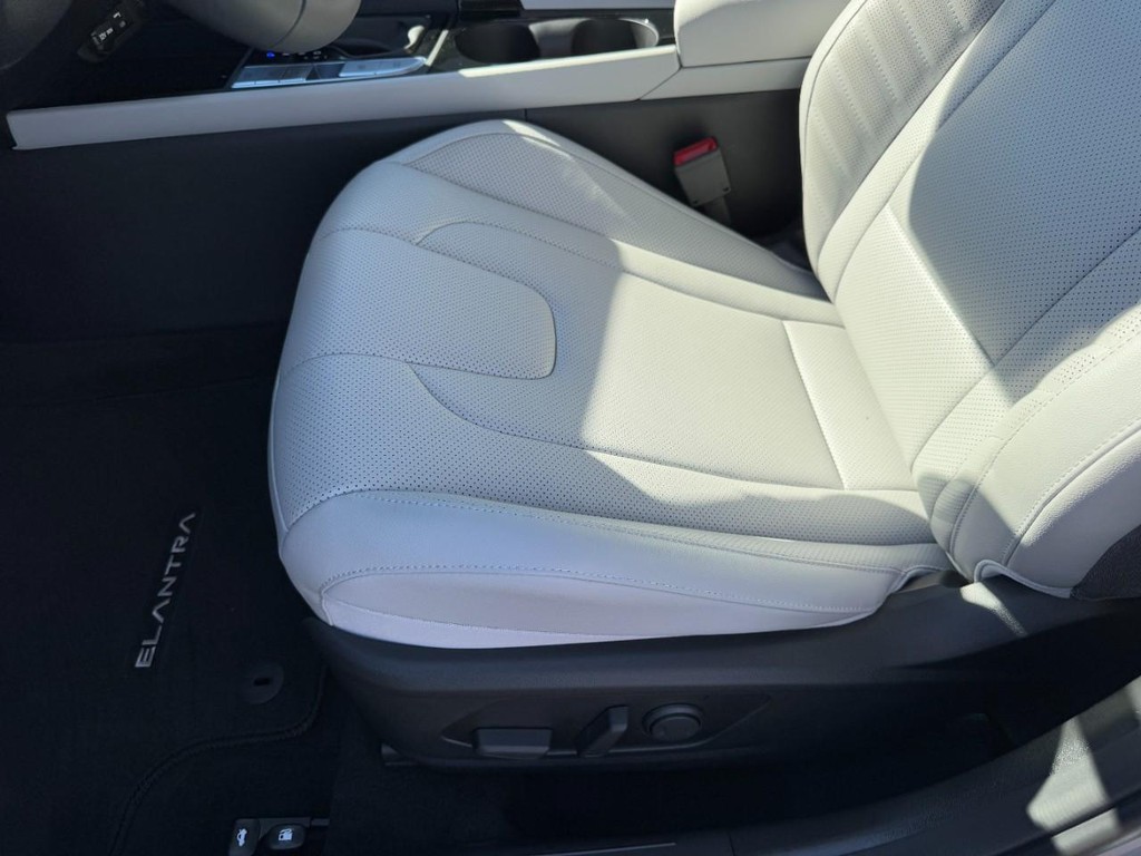 Hyundai Elantra Vehicle Full-screen Gallery Image 15