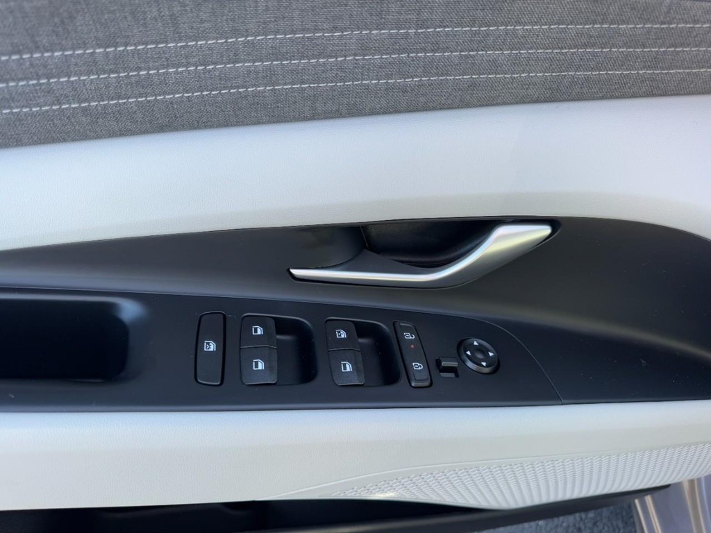 Hyundai Elantra Vehicle Full-screen Gallery Image 16