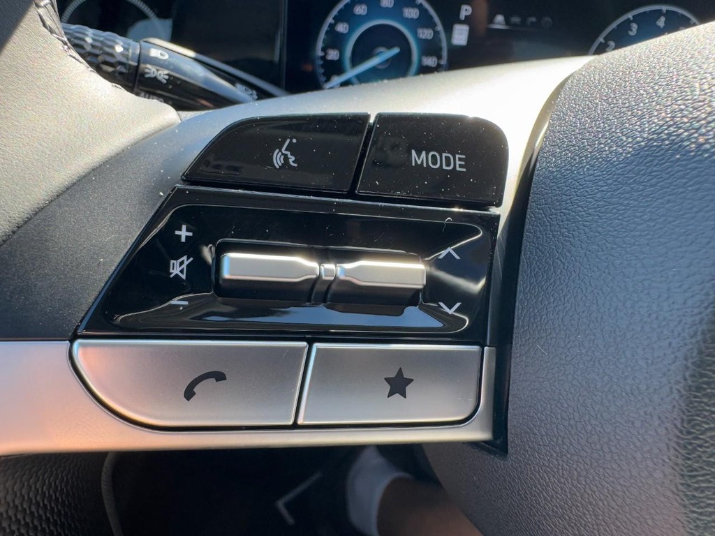 Hyundai Elantra Vehicle Full-screen Gallery Image 17