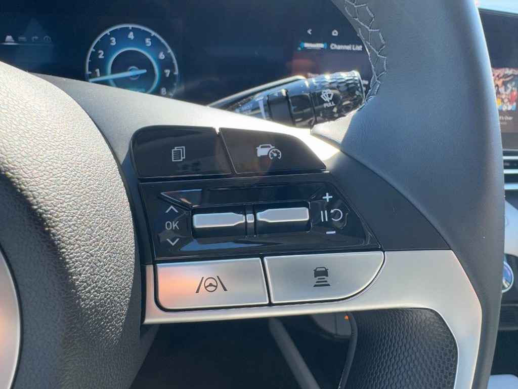 Hyundai Elantra Vehicle Full-screen Gallery Image 18