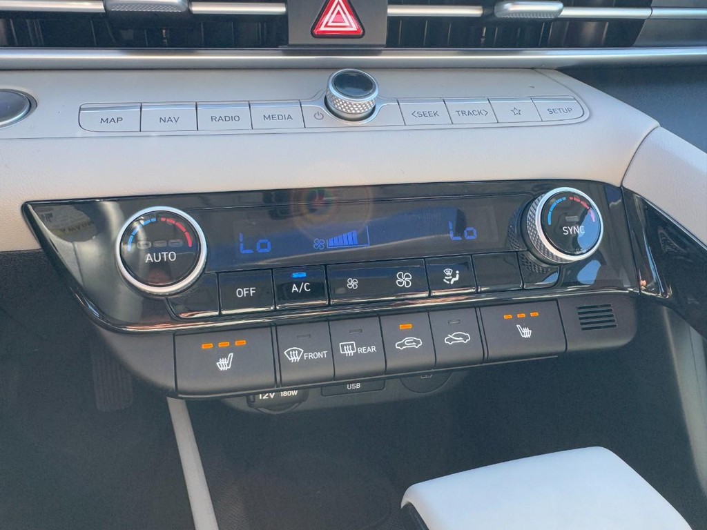 Hyundai Elantra Vehicle Full-screen Gallery Image 19