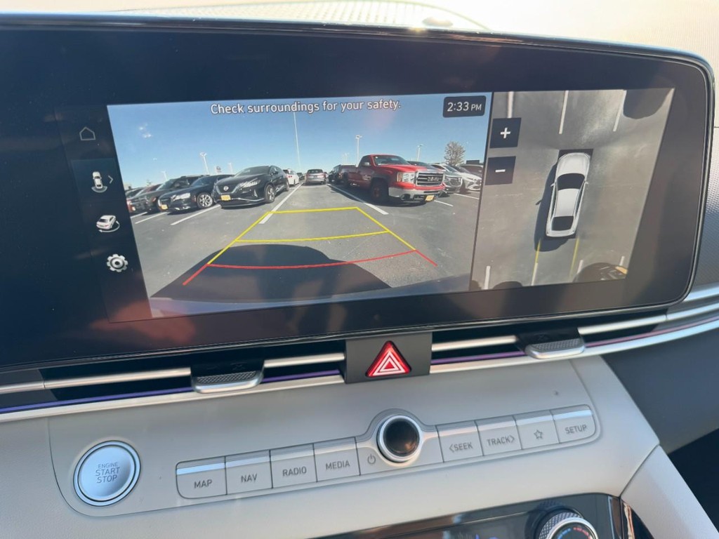 Hyundai Elantra Vehicle Full-screen Gallery Image 22