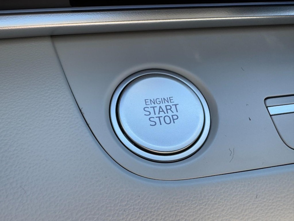 Hyundai Elantra Vehicle Full-screen Gallery Image 23