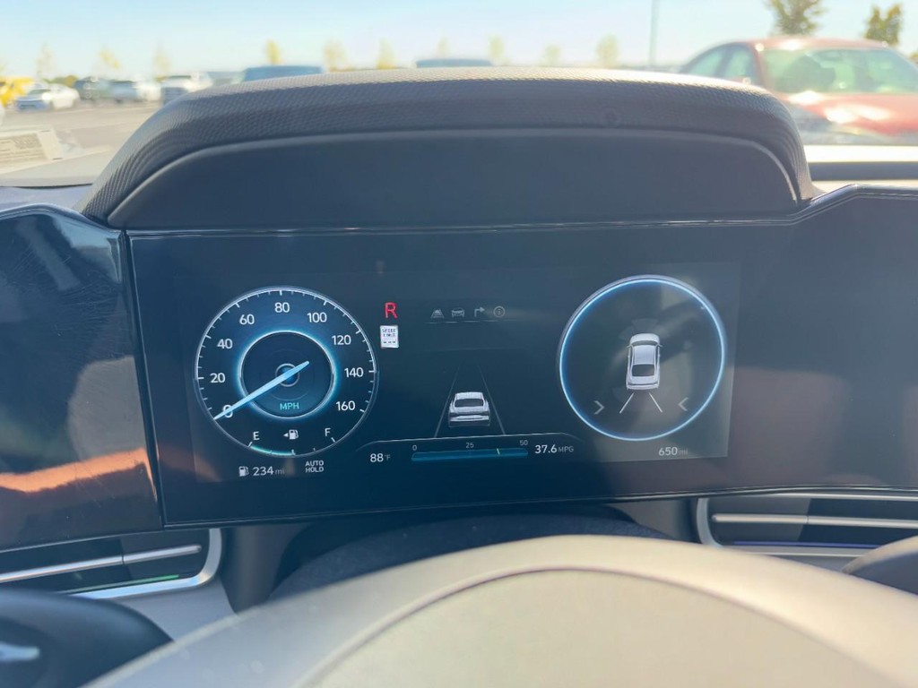 Hyundai Elantra Vehicle Full-screen Gallery Image 24