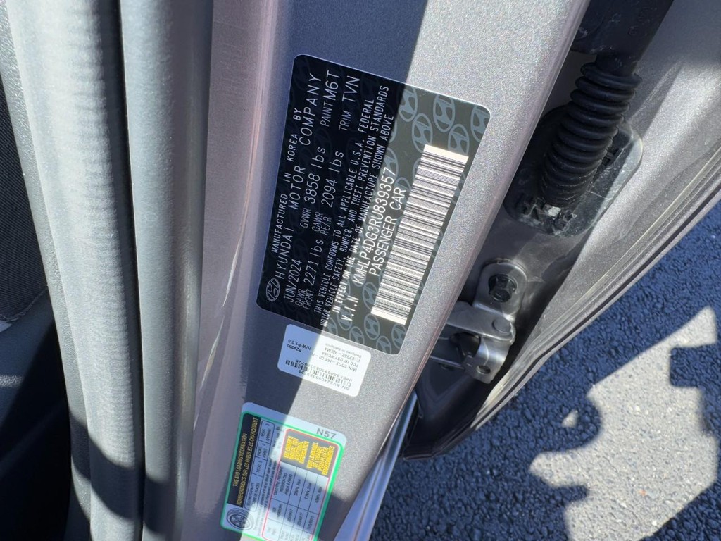 Hyundai Elantra Vehicle Full-screen Gallery Image 25