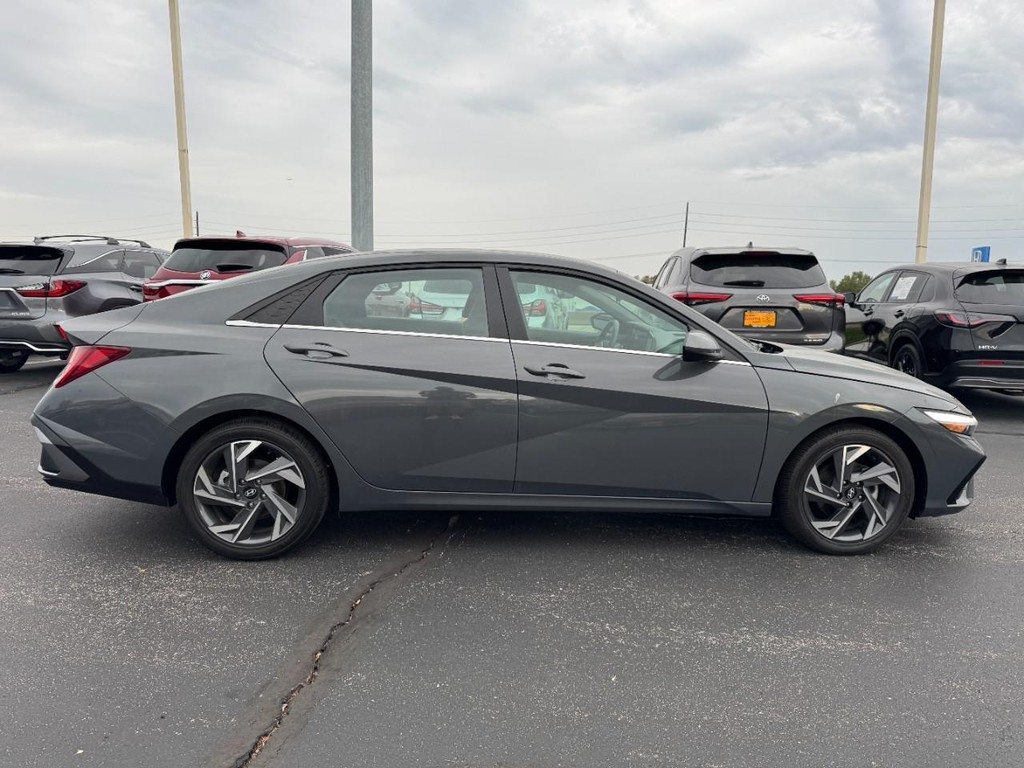 Hyundai Elantra Vehicle Full-screen Gallery Image 02