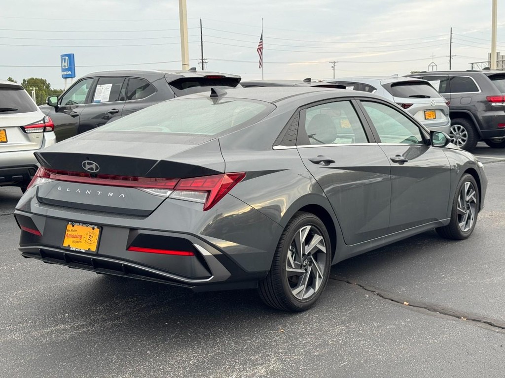 Hyundai Elantra Vehicle Full-screen Gallery Image 03