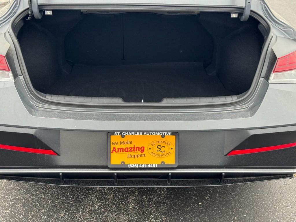 Hyundai Elantra Vehicle Full-screen Gallery Image 04